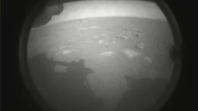 NASA показала первый снимок планетохода Perseverance с Марса