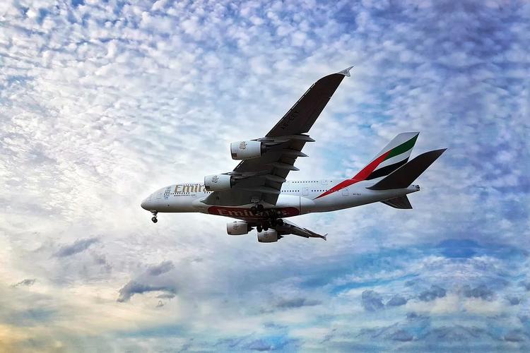 Пассажир Emirates угрожал стюардессе всего через несколько дней после свадьбы