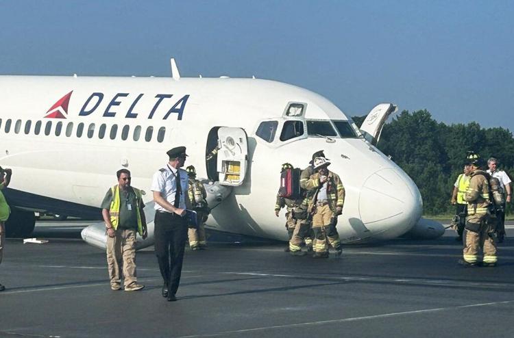 Пилоты Boeing смогли посадить самолет без передней стойки шасси