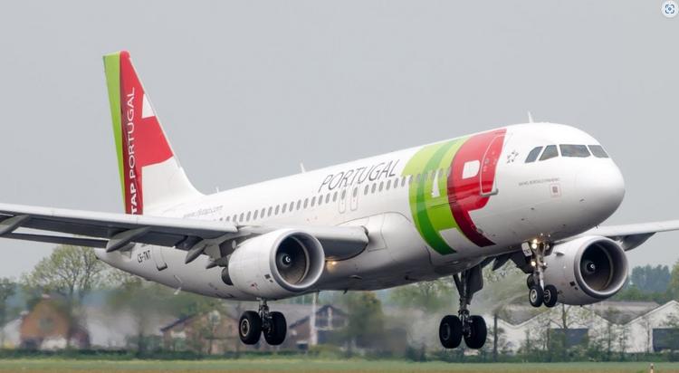 Самолет TAP Air Portugal столкнулся с мотоциклом при заходе на посадку