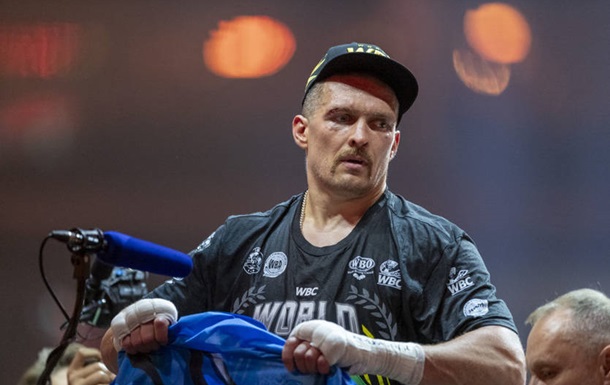 Усик показал состояние кулаков после боя с Фьюри