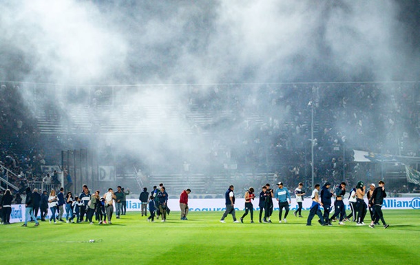 В Аргентине действия полиции привели к смерти болельщика